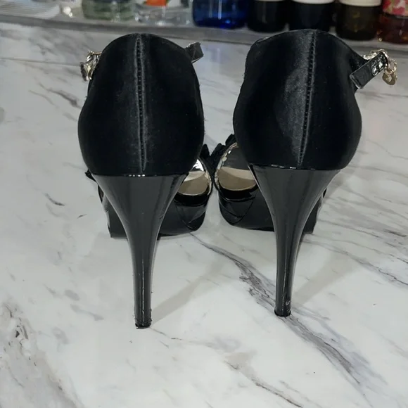 Guess size 8. 4 1/2 inch stilettos Patton, leather trim, satin ruffle across toe - Picture 4 of 6